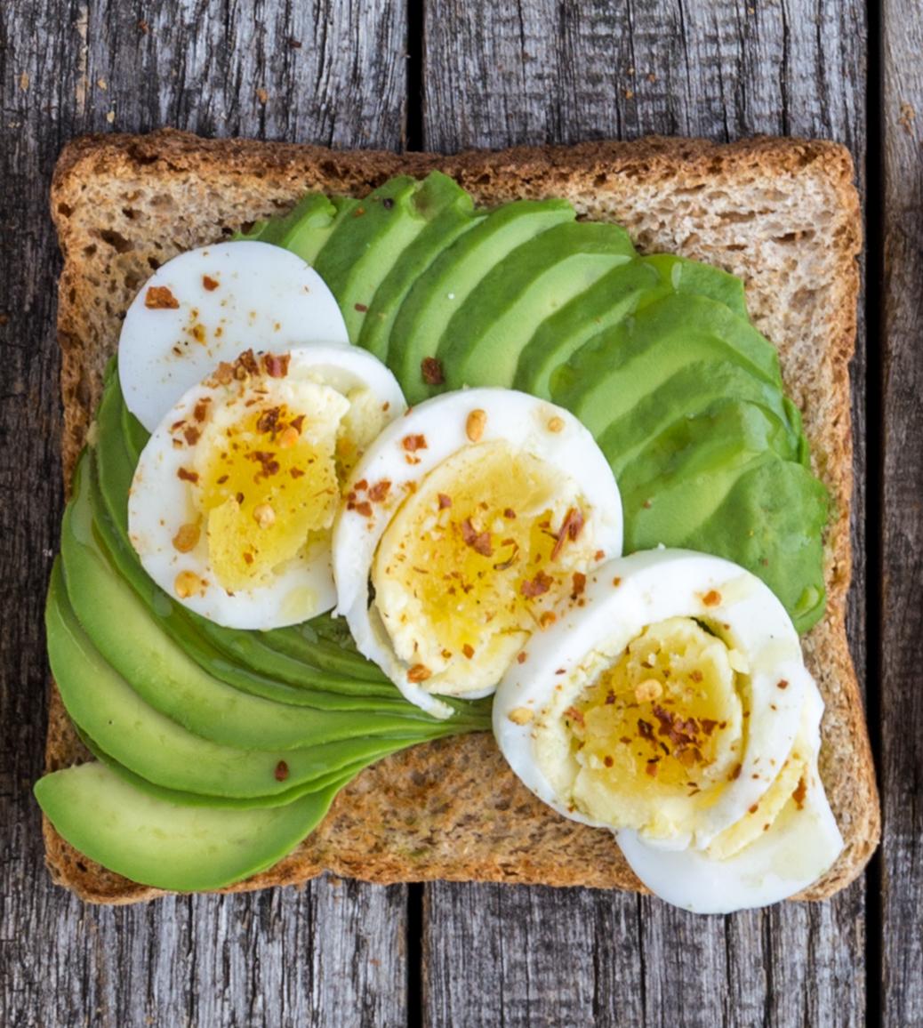 Toast cu avocado, ou și chili