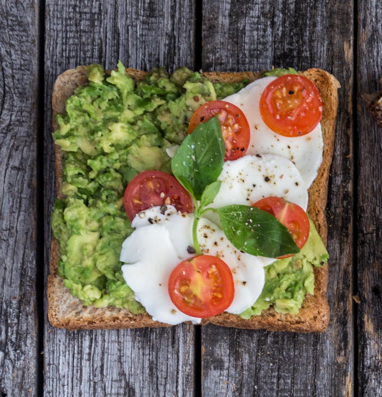 Toast cu avocado, mozzarella și roșii