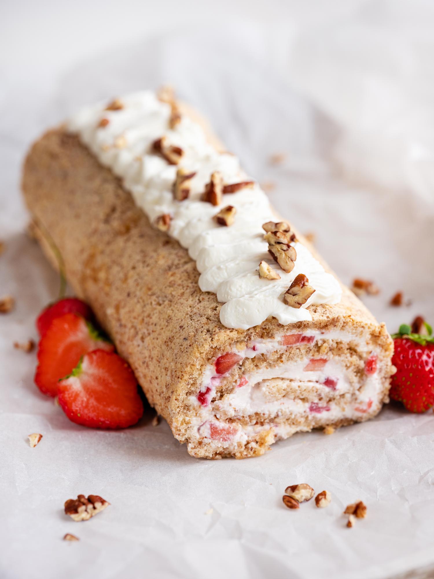 Ruladă fără gluten cu căpșuni și nuci pecan