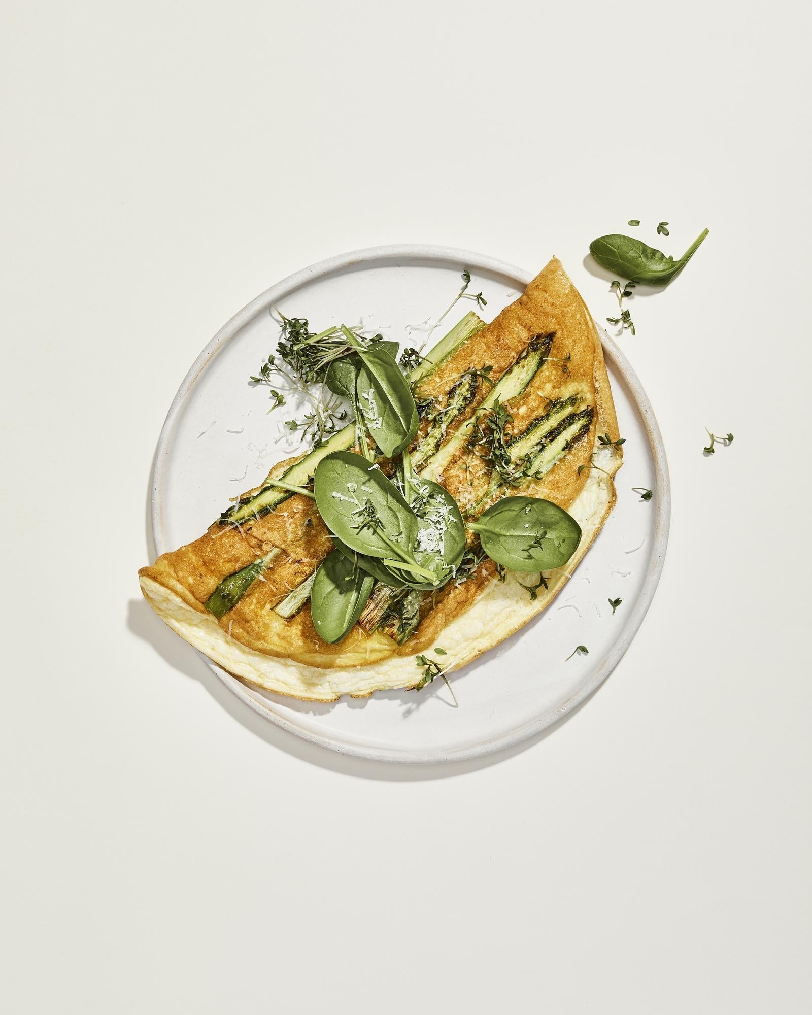 Omletă din albușuri cu sparanghel și ricotta