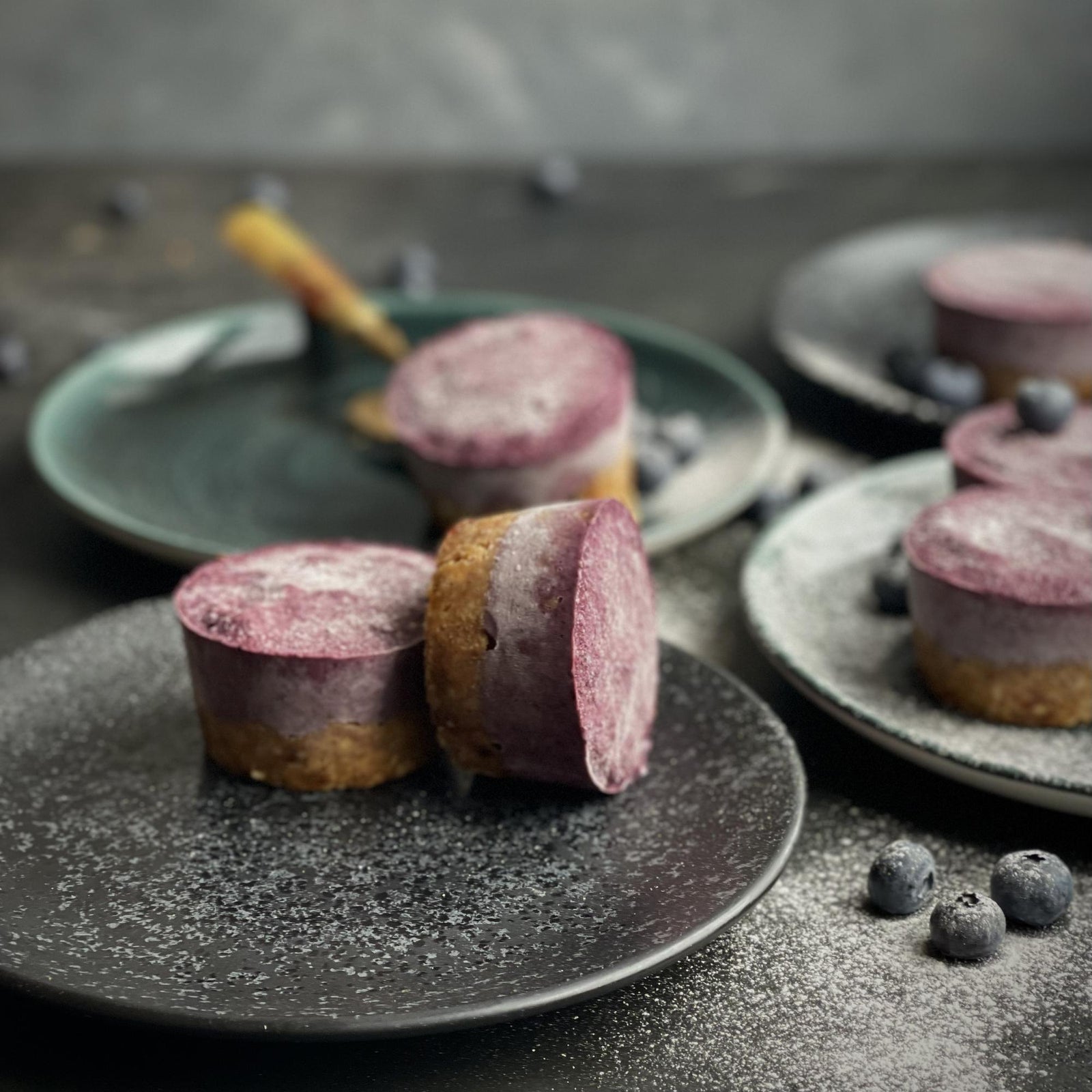 Cheesecake raw cu afine