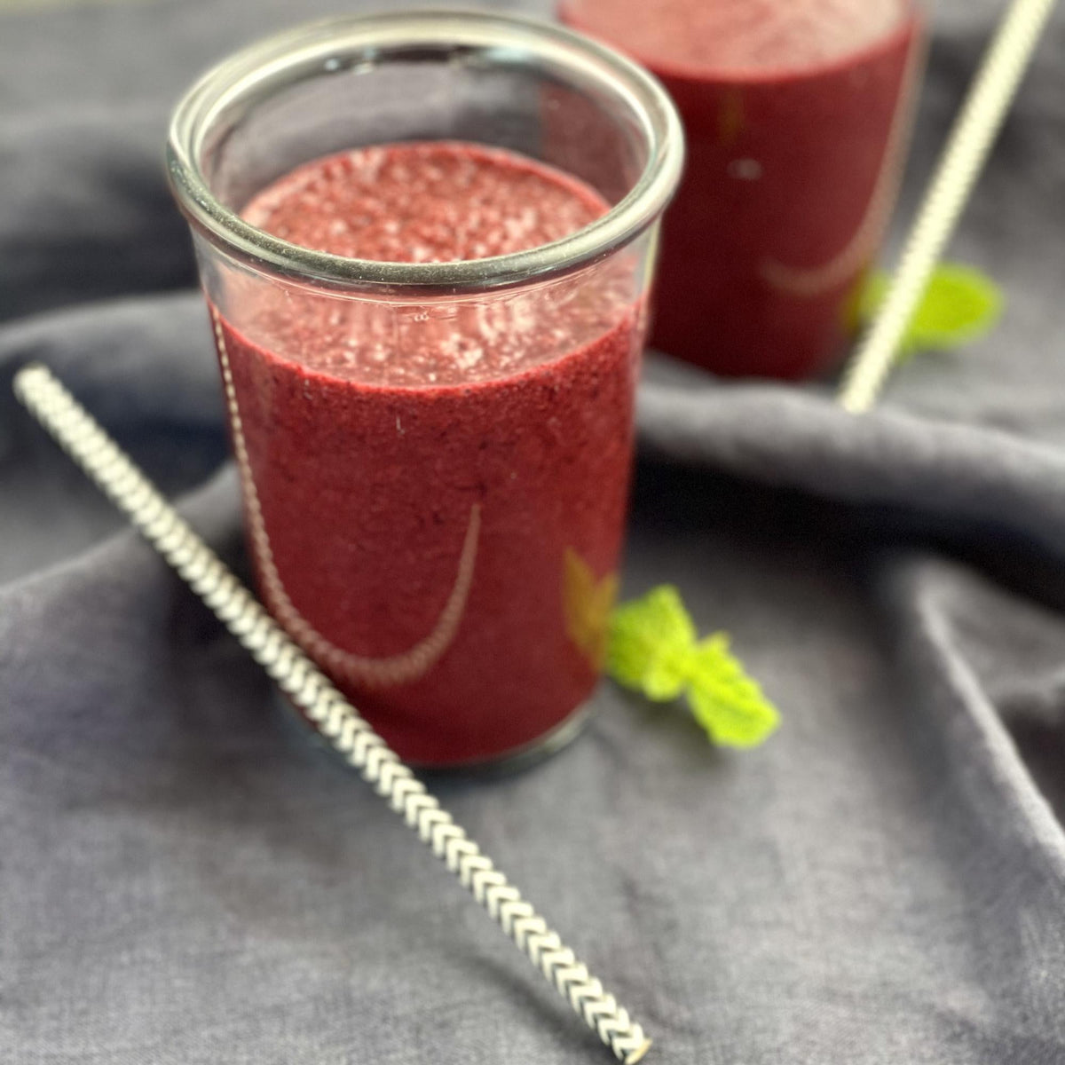 Smoothie de afine cu măr și curmale