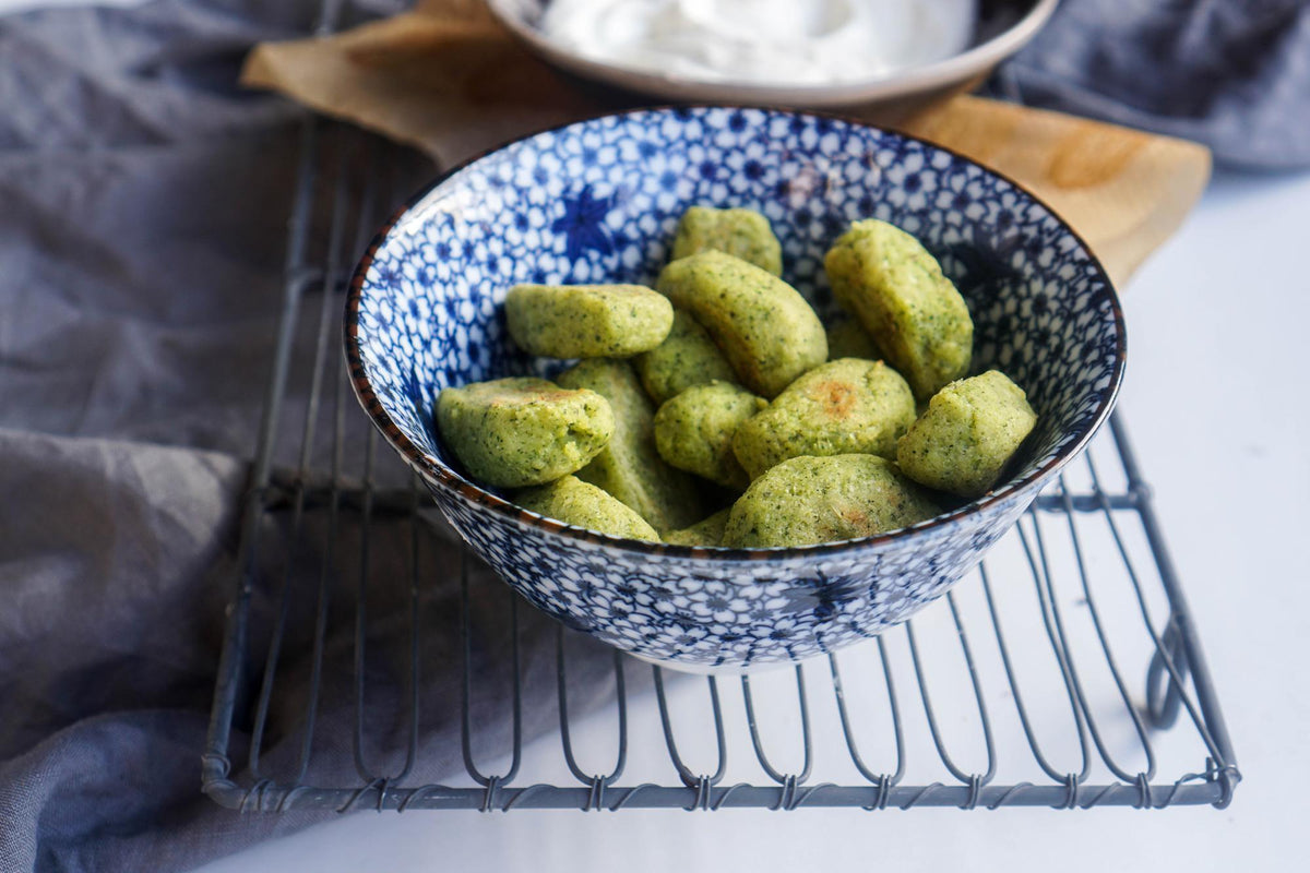 Tots de broccoli cu dip de iaurt