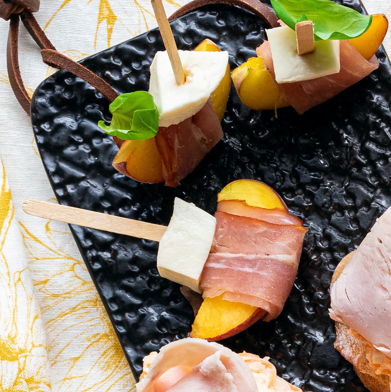 Piersici cu prosciutto și mozzarella