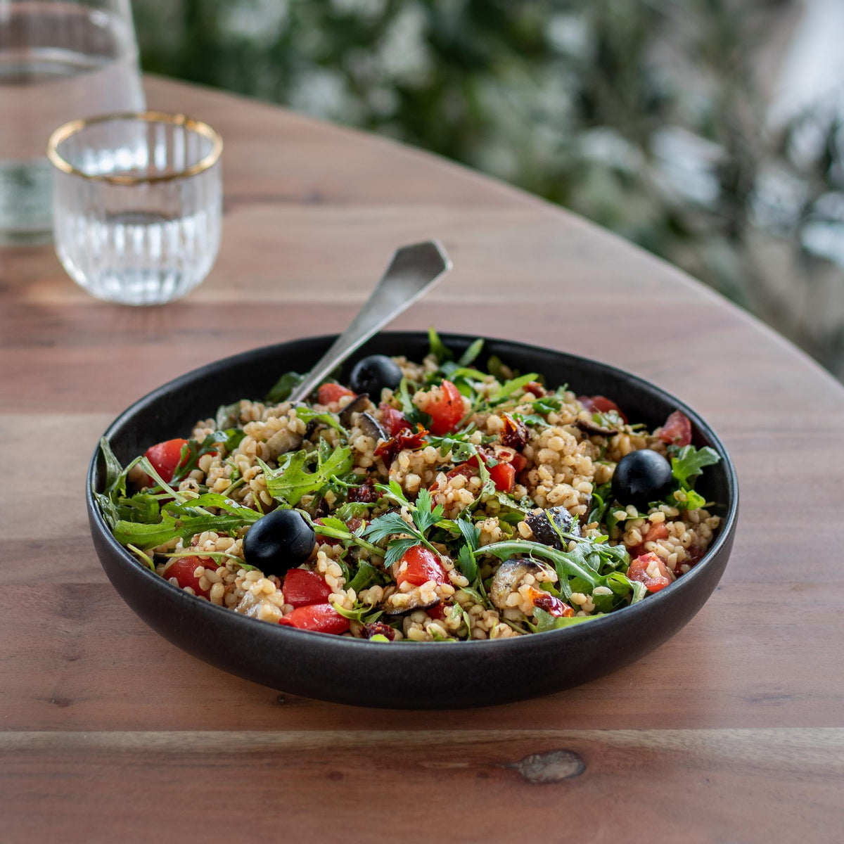 Salată de bulgur cu vinete și roșii uscate