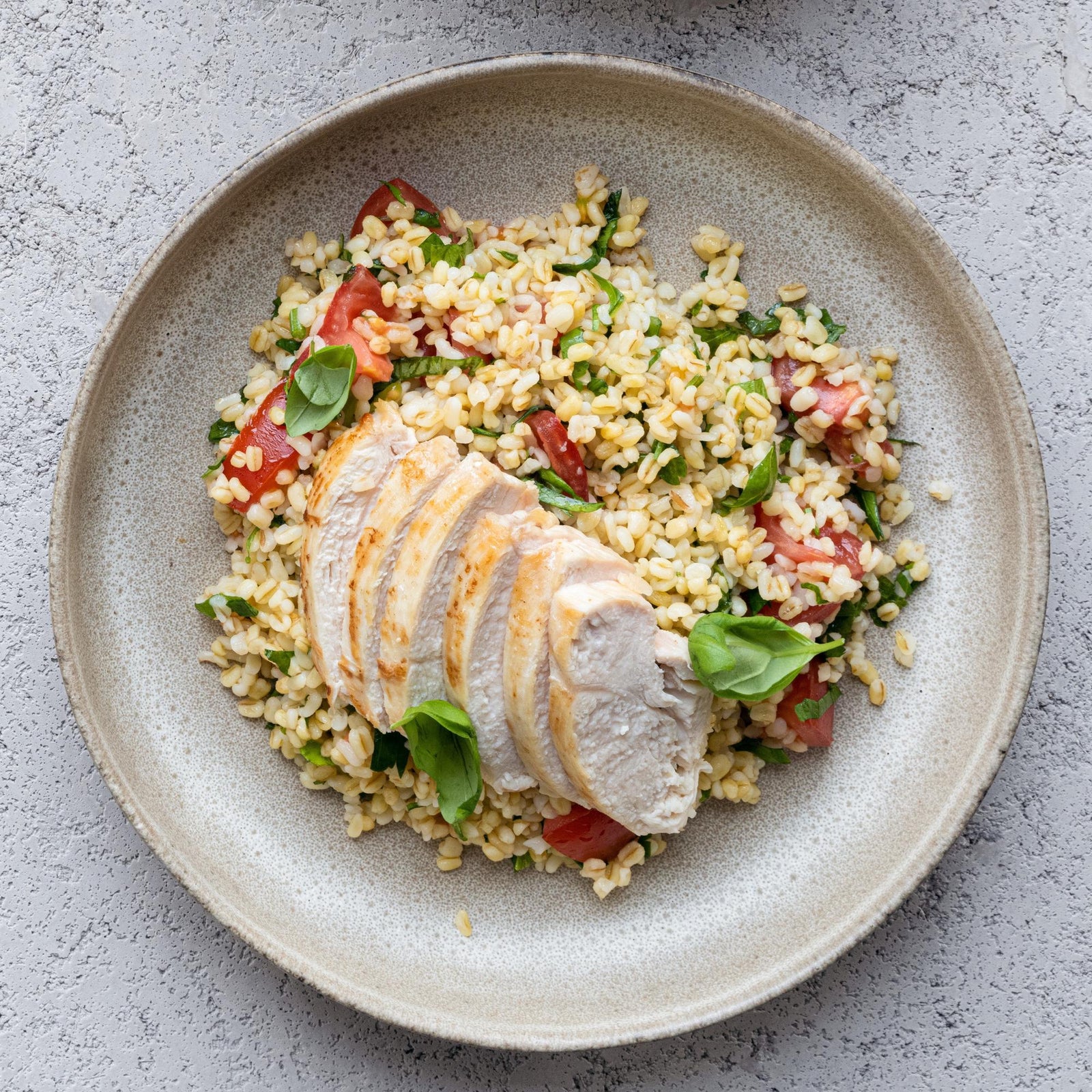 Salată de bulgur cu carne de pui