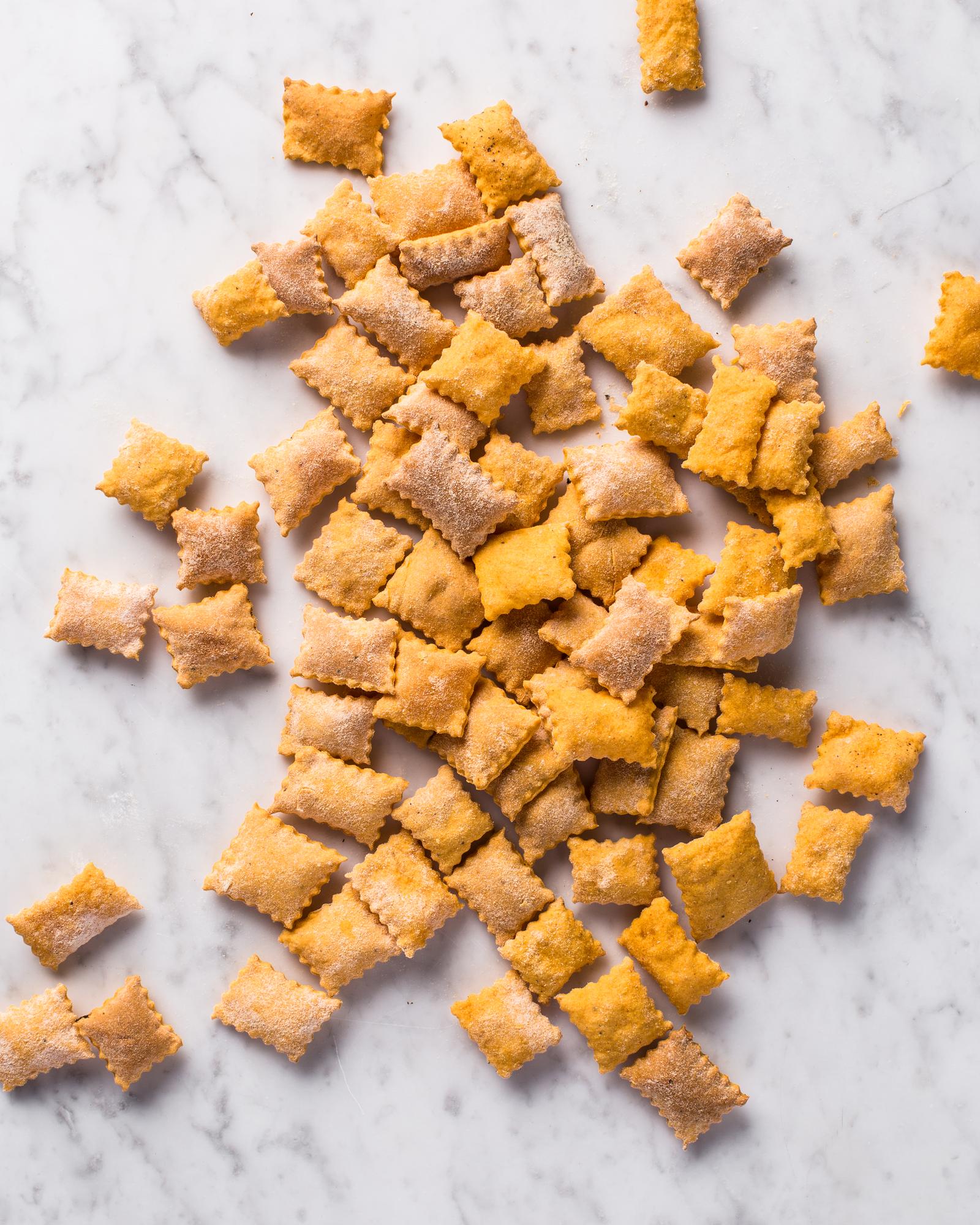 Crackers de cheddar cu batate