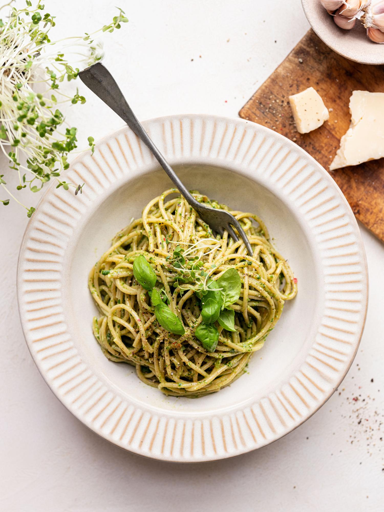 Spaghete integrale cu pesto de usturoi copt