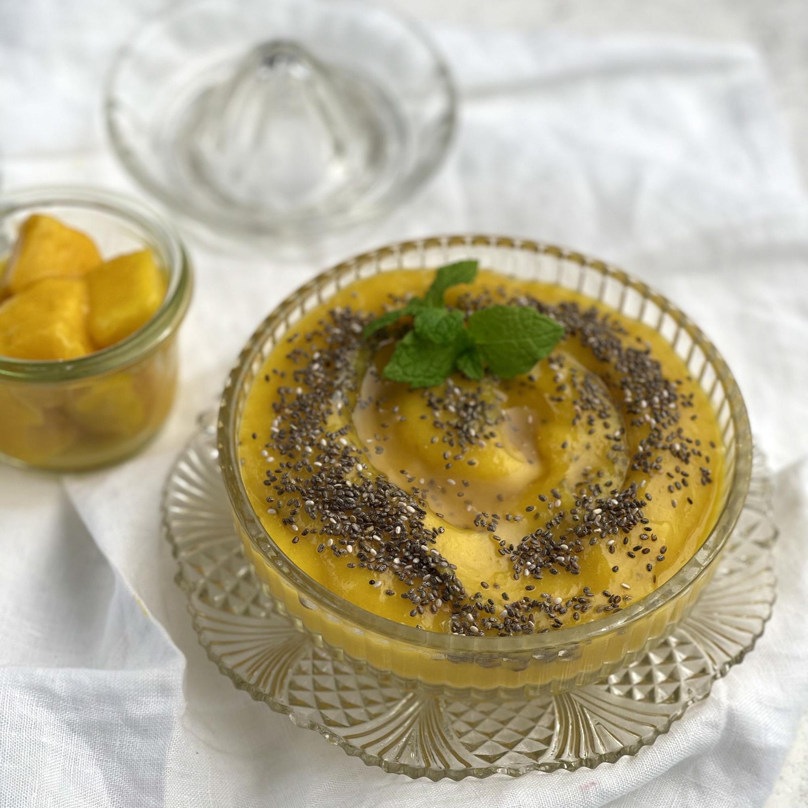 Budincă de chia cu piure de mango