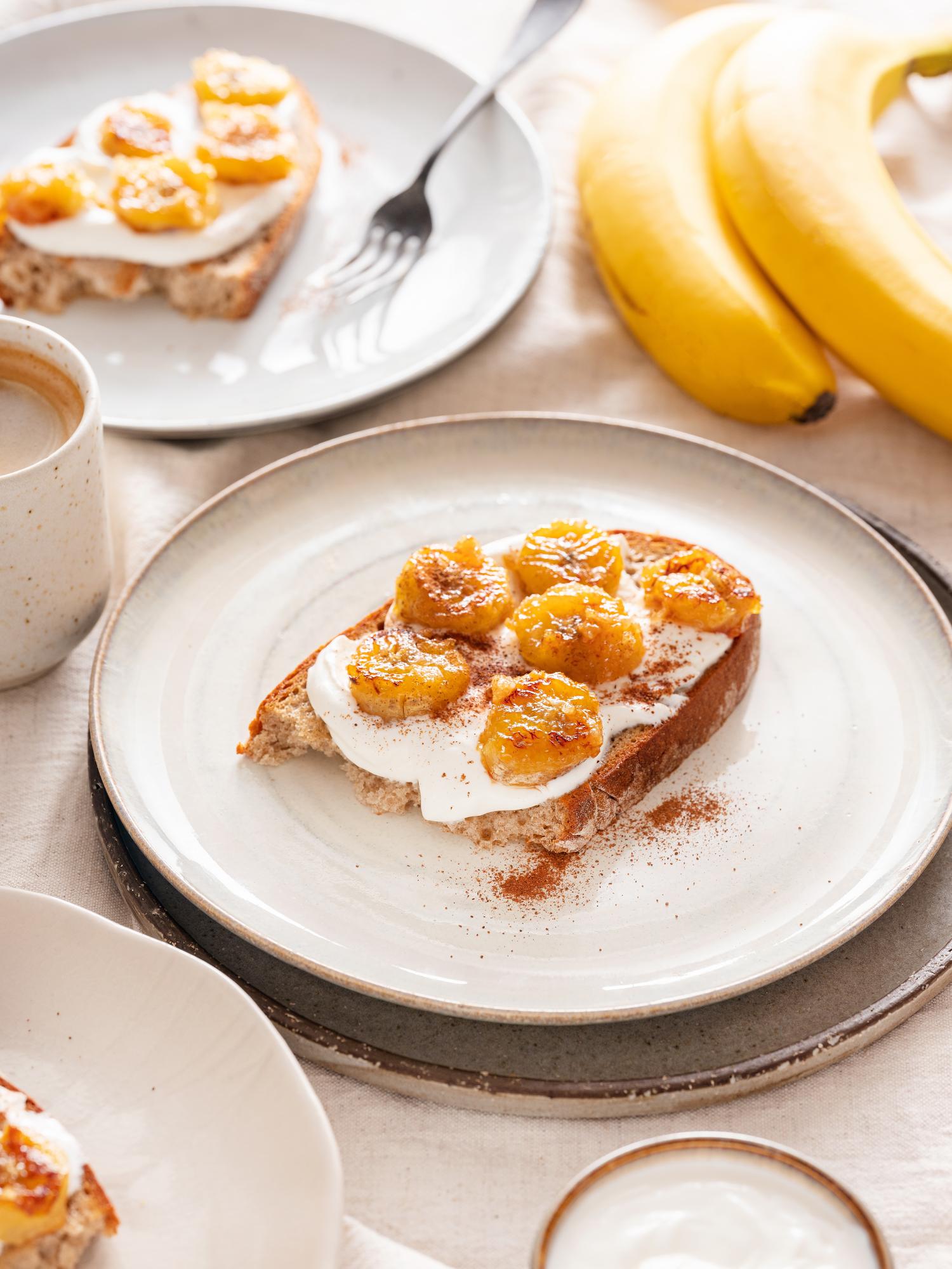 Pâine cu banane caramelizate și brânză de vaci
