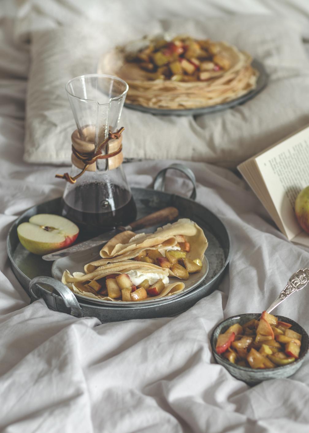 Crêpes cu mere coapte și cardamom