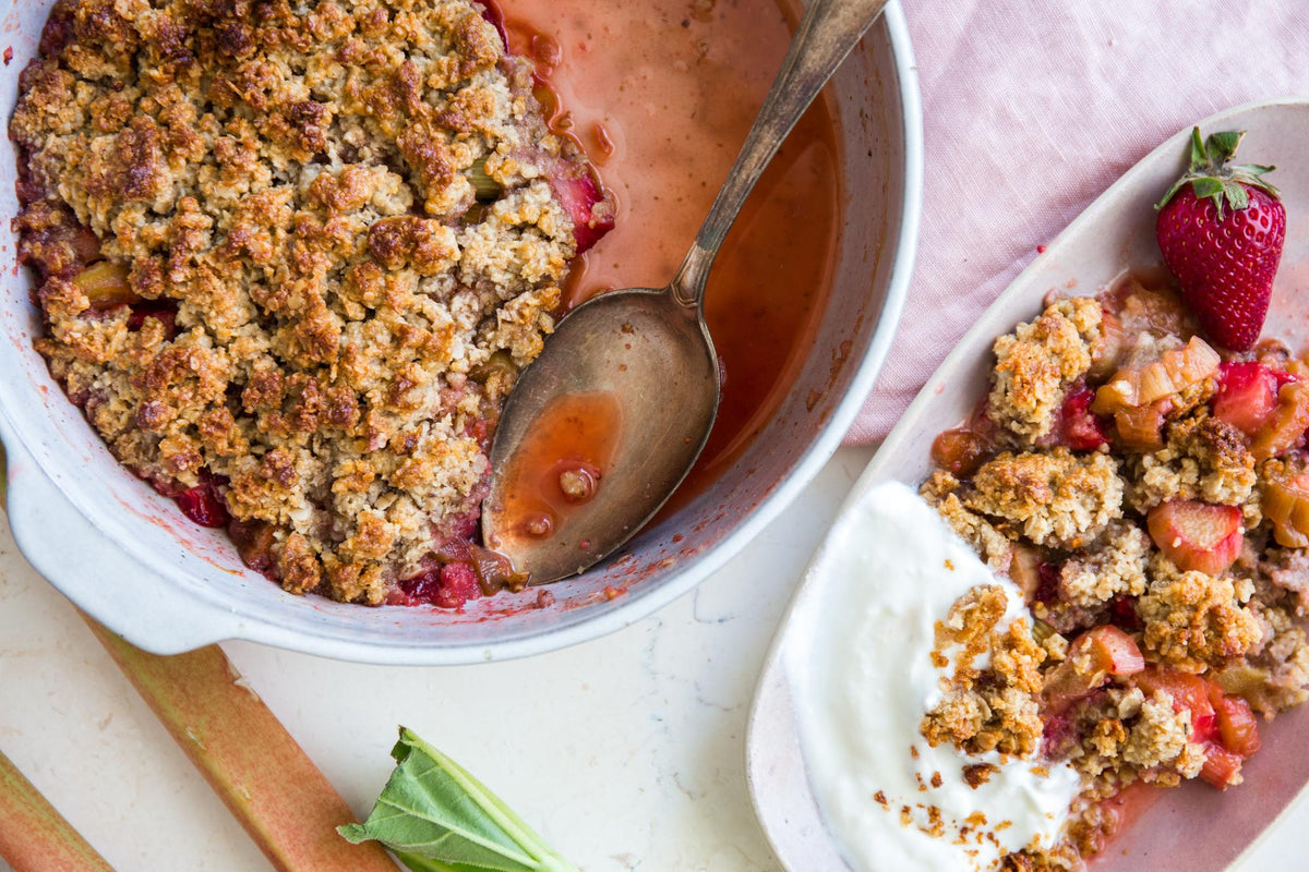 Crumble cu rubarbă și căpșuni