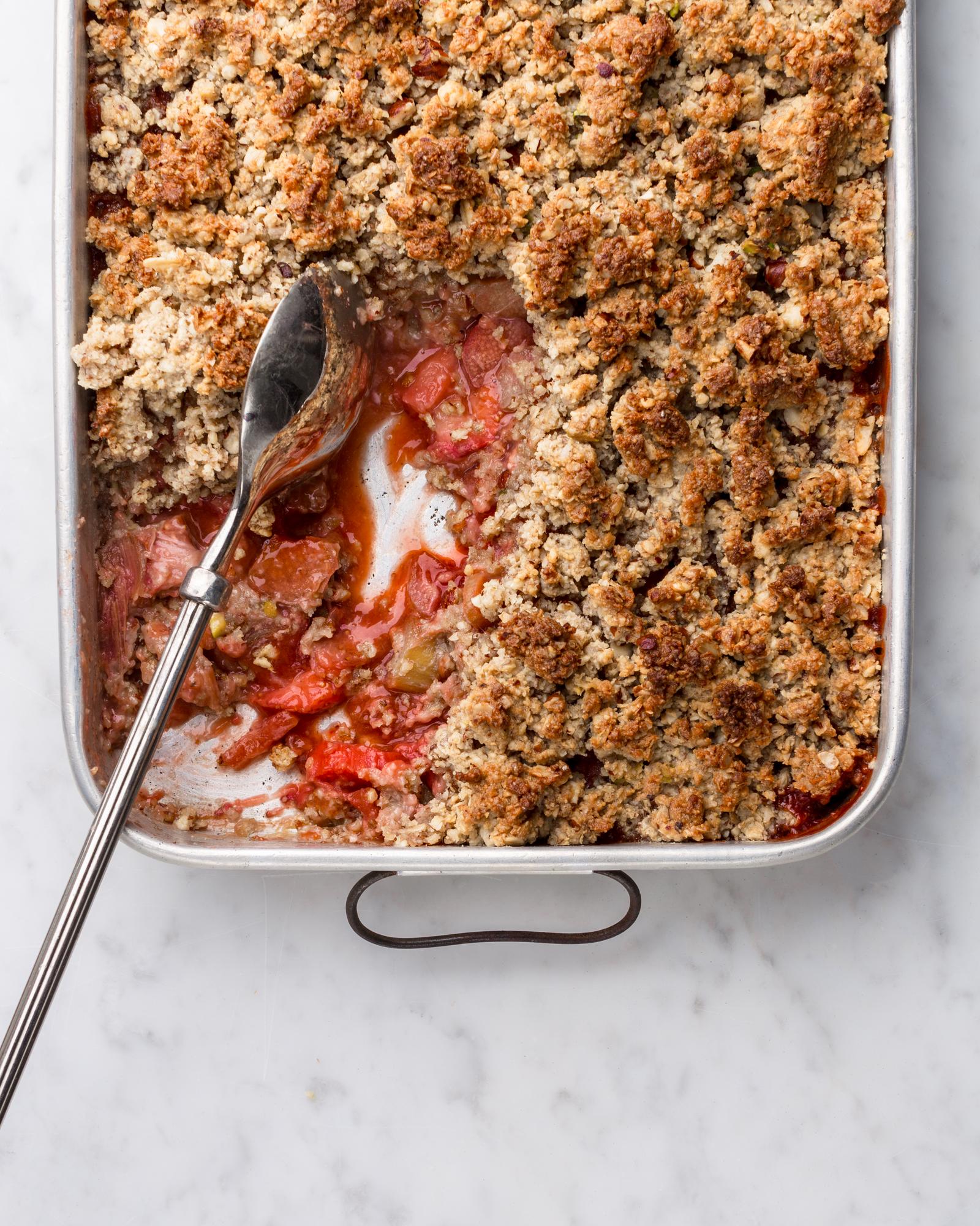 Crumble cu rubarbară și căpșuni