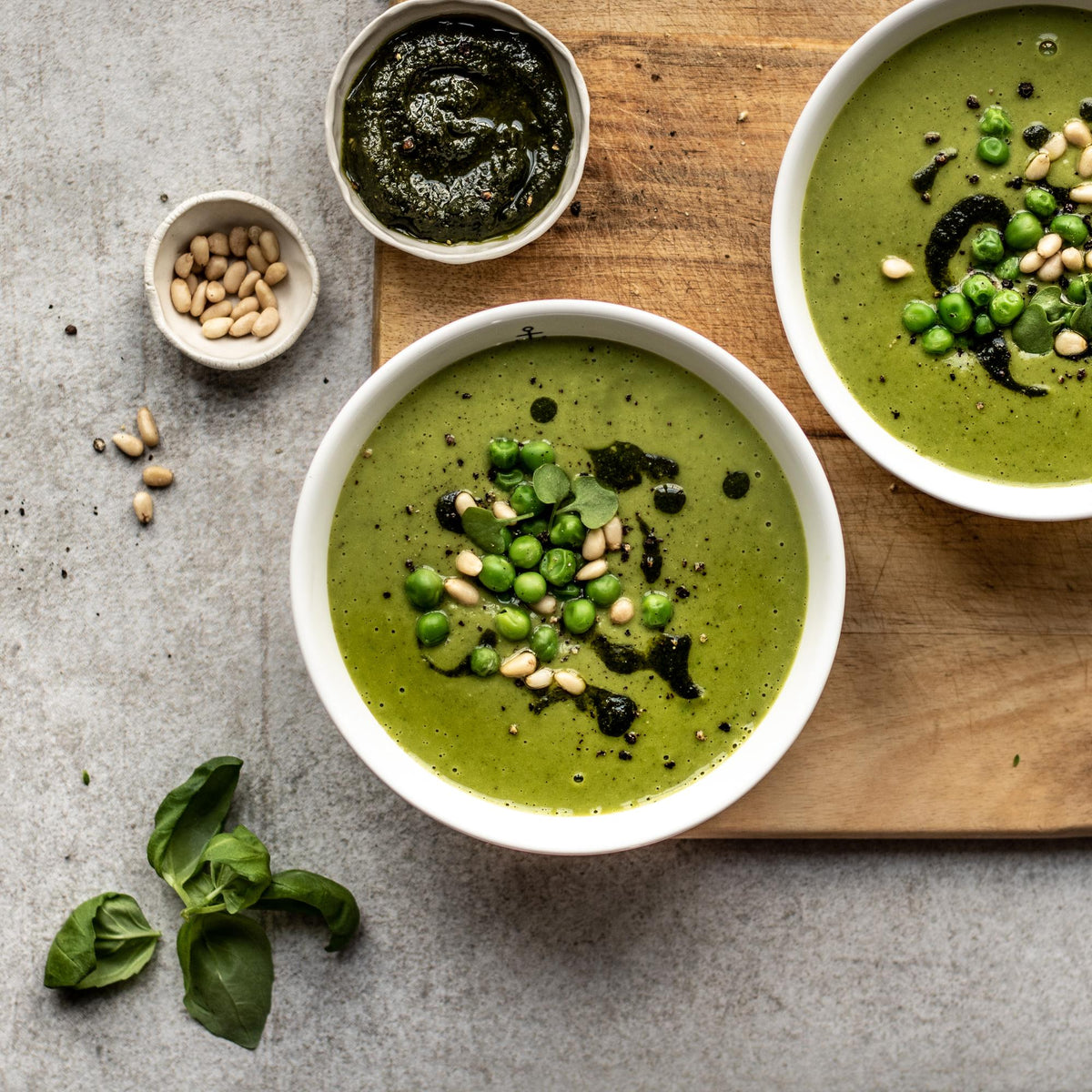 Cremă de mazăre cu pesto de busuioc