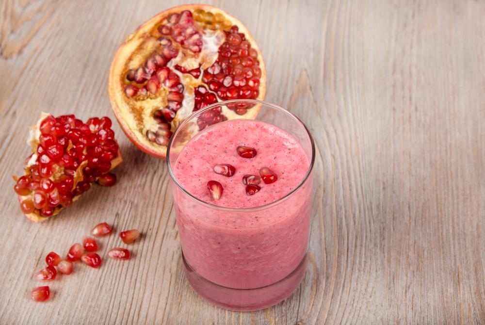 Smoothie cu căpșuni și rodie