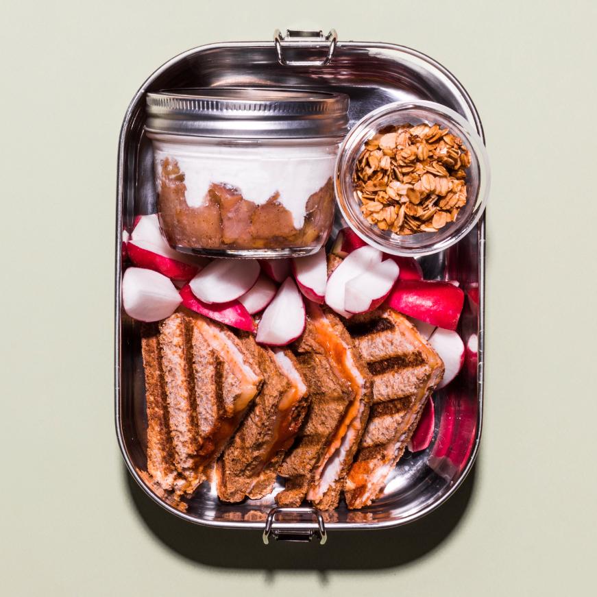Iaurt de fermă cu granola
