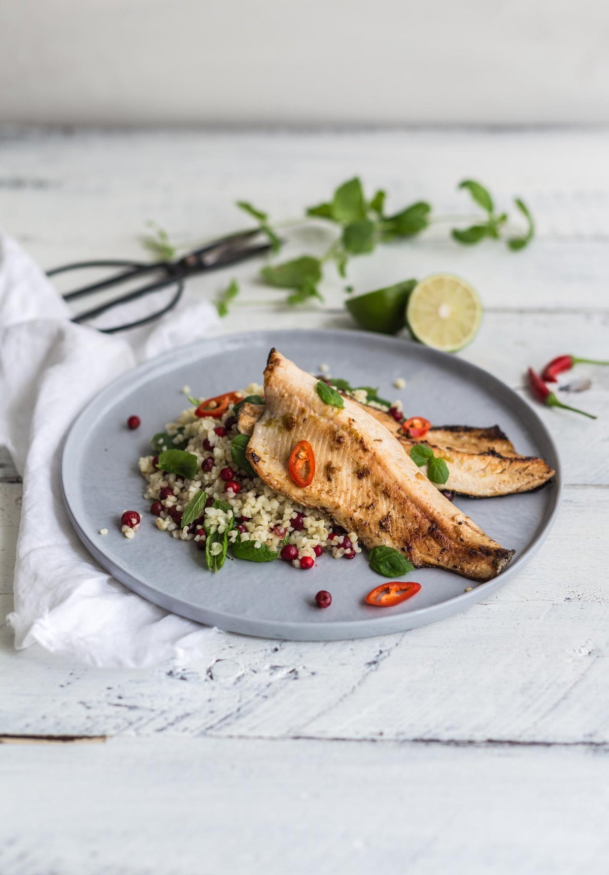 Păstrăv cu chilli, lime și salată caldă de bulgur
