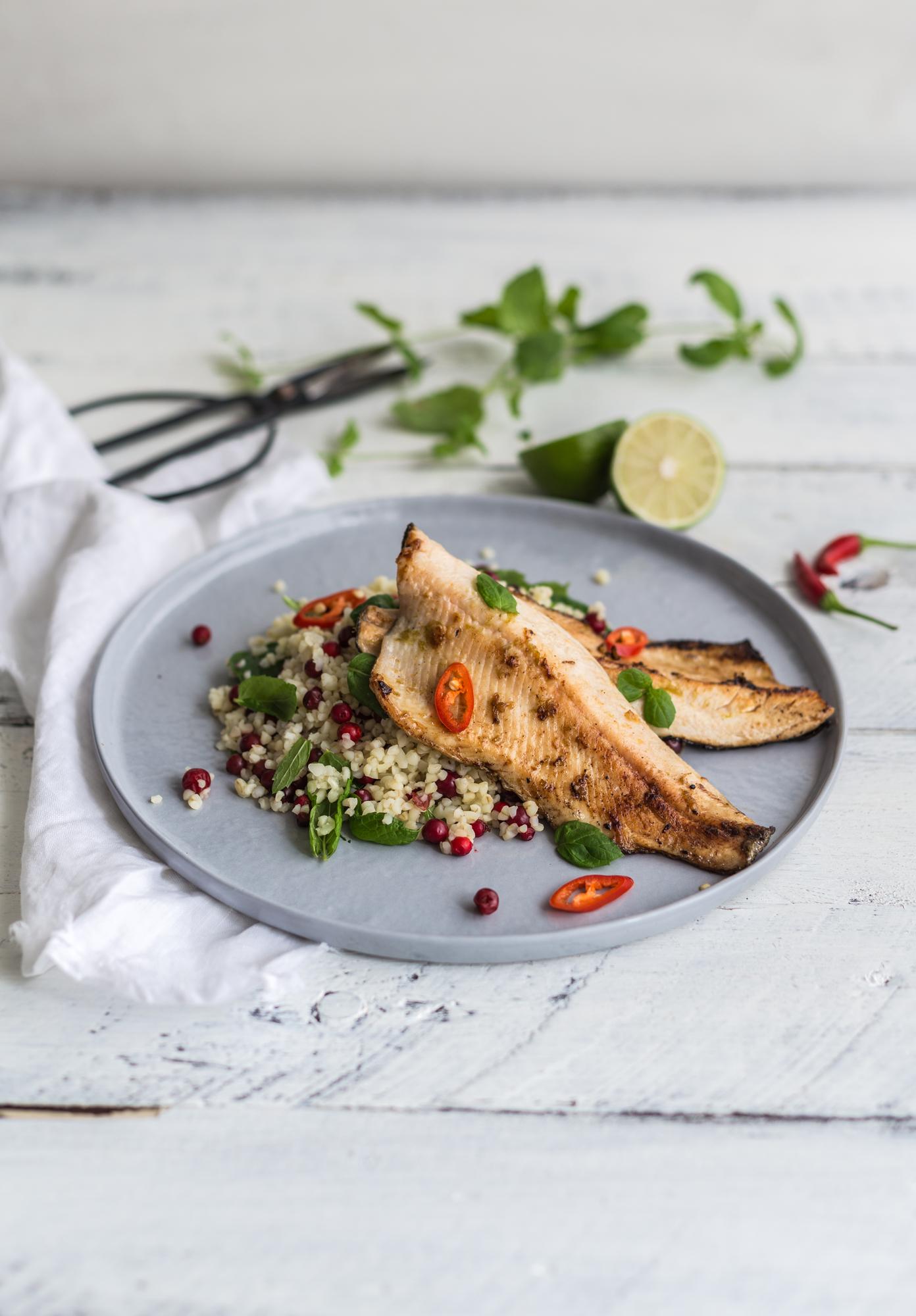 Păstrăv cu chilli, lime și salată caldă de bulgur