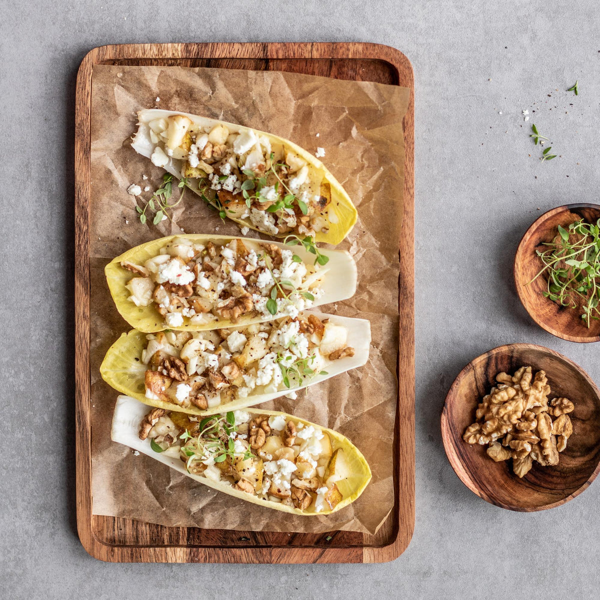 Bărci de cicoare umplute cu salată de pară, fenicul, brânză feta și nuci