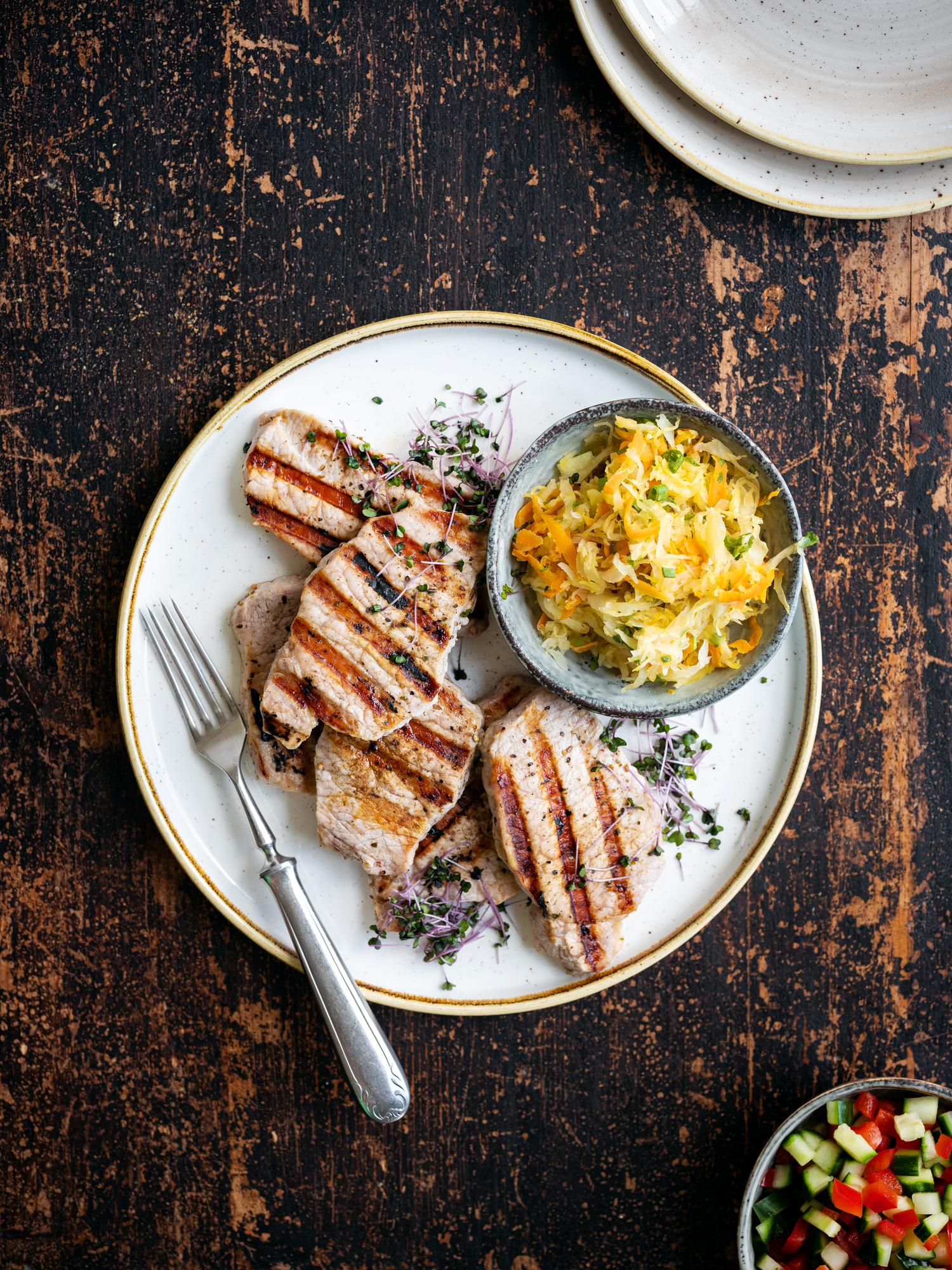 Friptură de porc la grătar cu salată de varză murată