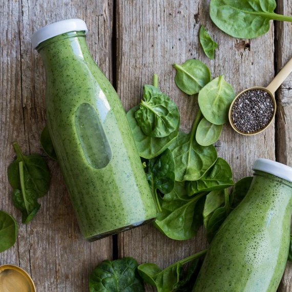 Smoothie verde cu avocado, banane și ananas