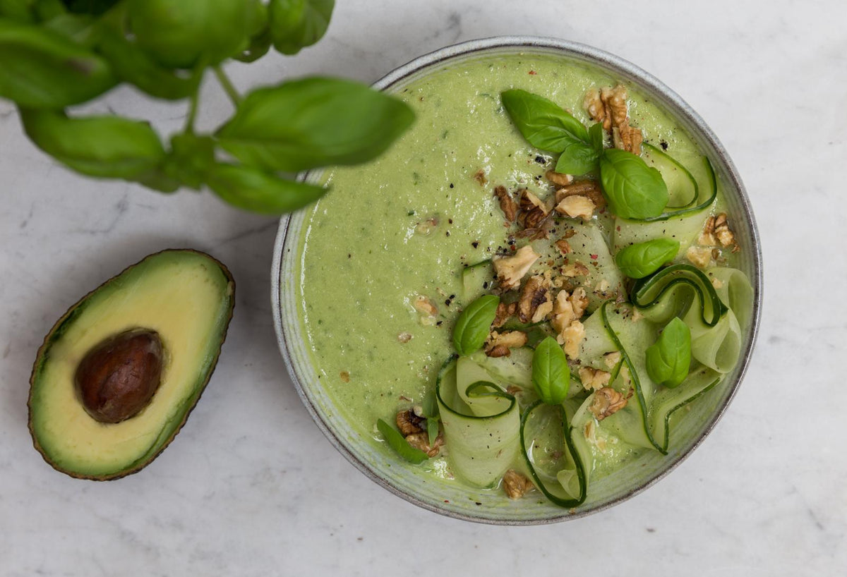 Gazpacho de castraveți cu avocado și busuioc