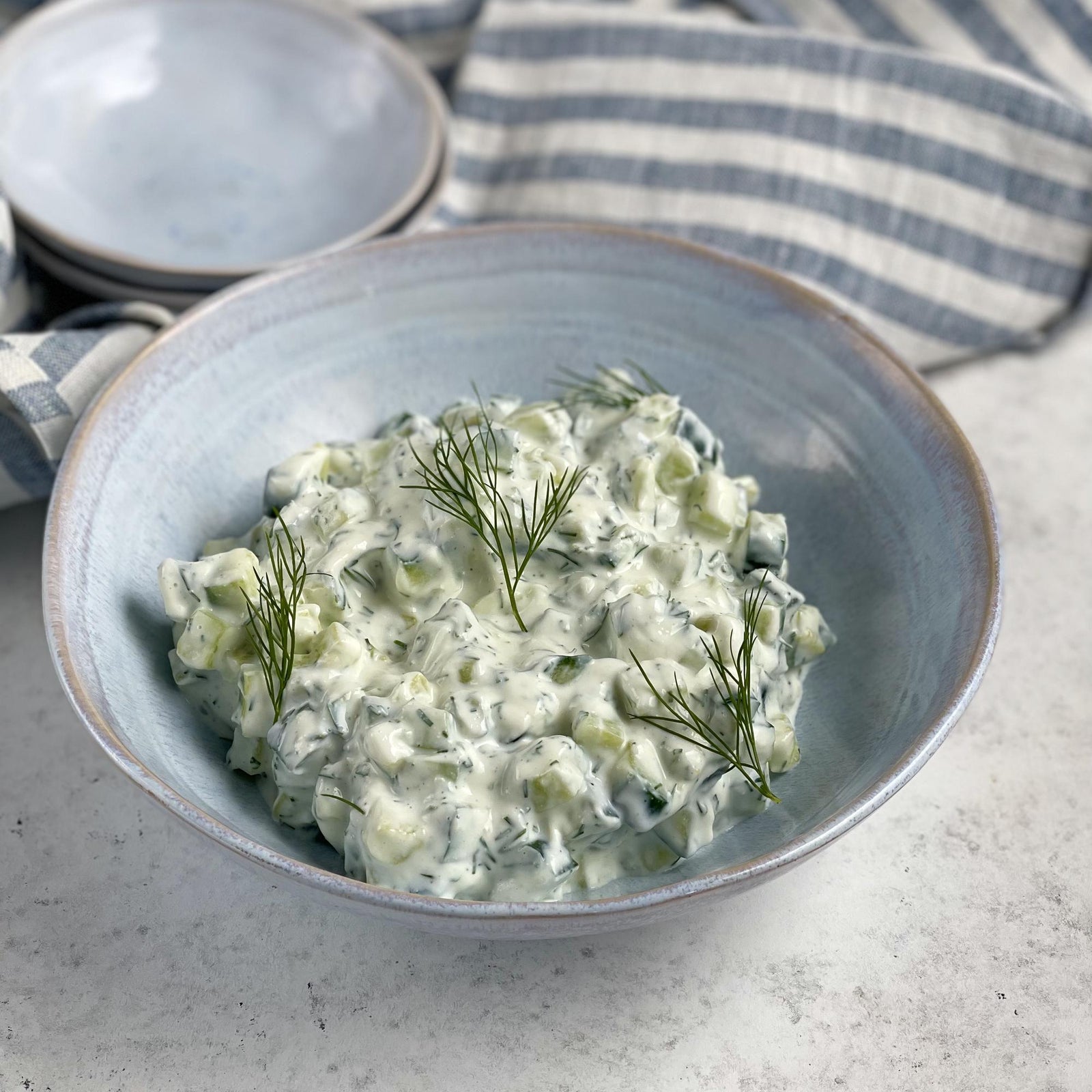 Salată cu castraveți și mărar