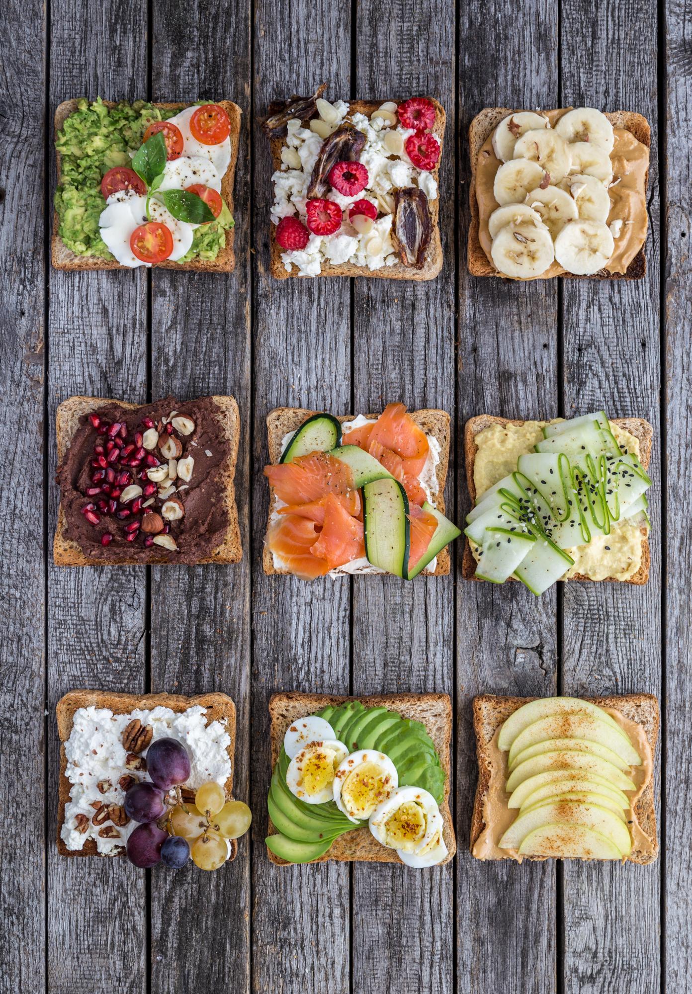 Toast cu fructe și brânză feta