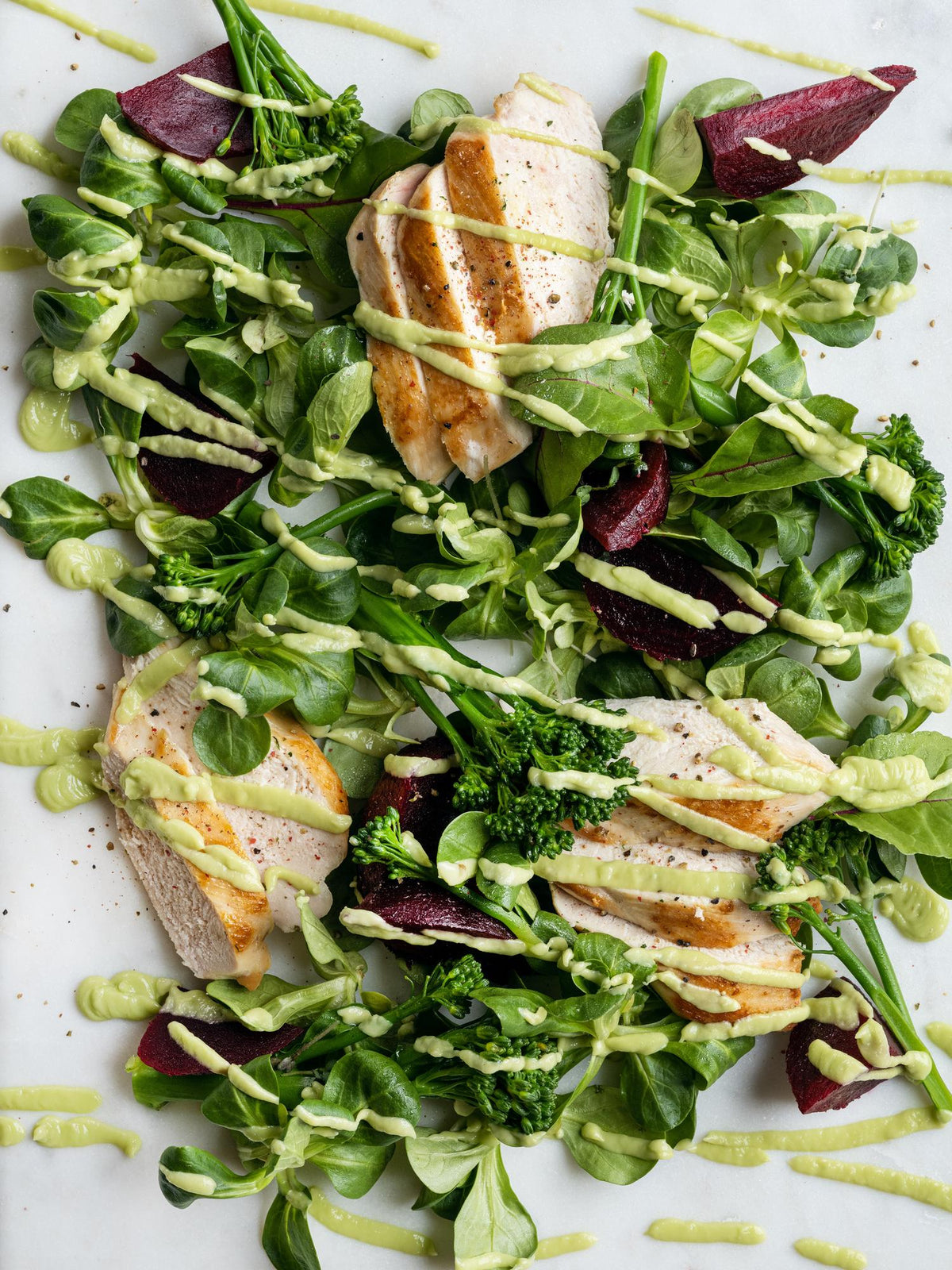 Salată de pui cu pesto de avocado