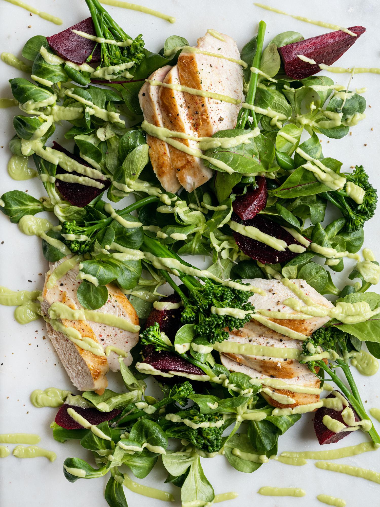 Salată de pui cu pesto de avocado
