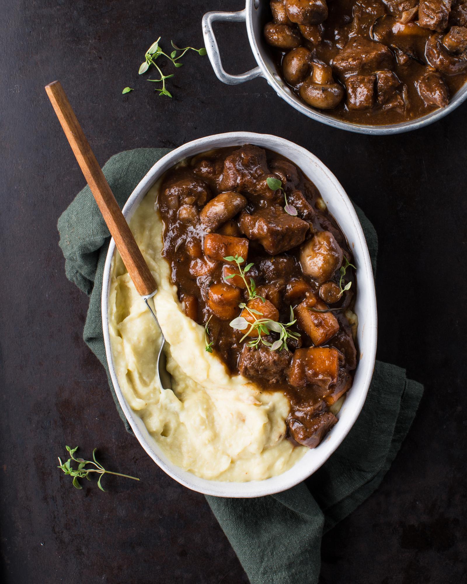 Vită à la bourguignon cu piure de țelină și cartofi
