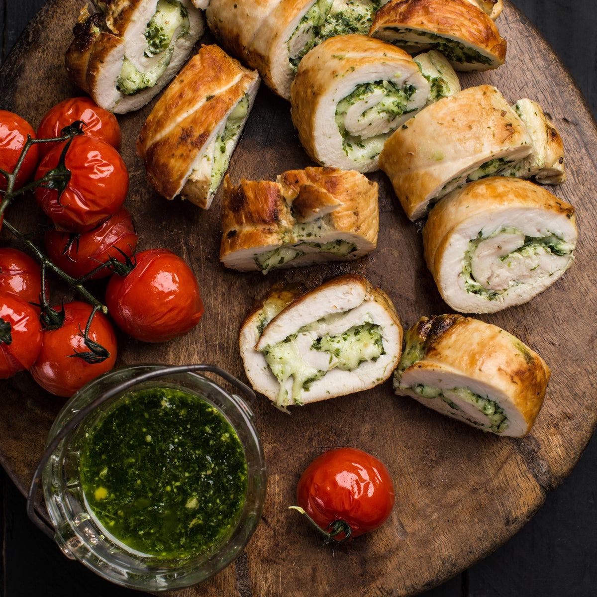 Ruladă de pui cu pesto, mozzarella și roșii cherry