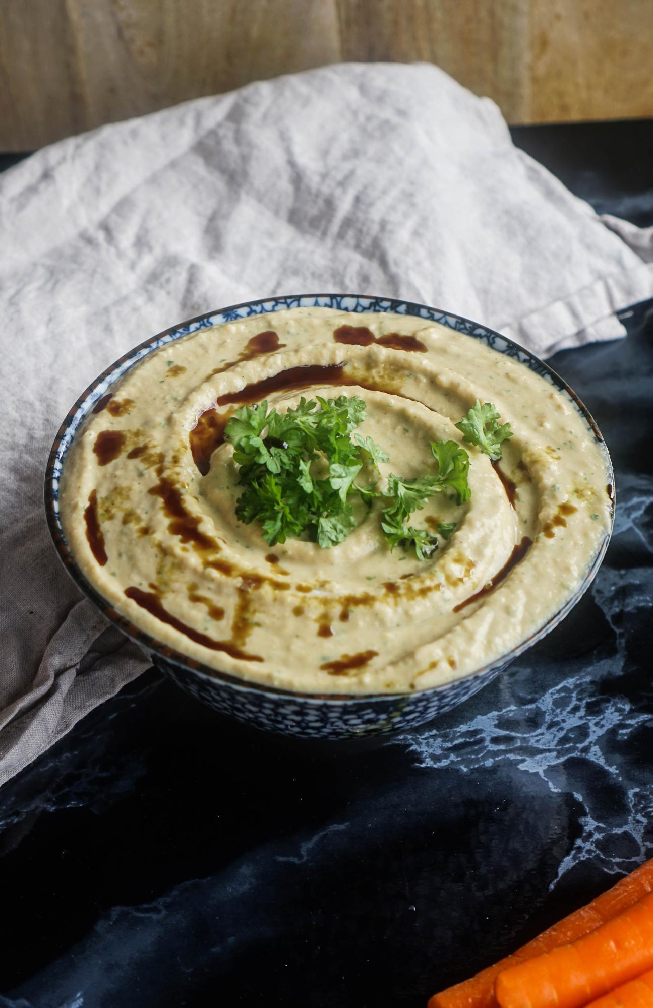 Hummus cu iaurt și pătrunjel