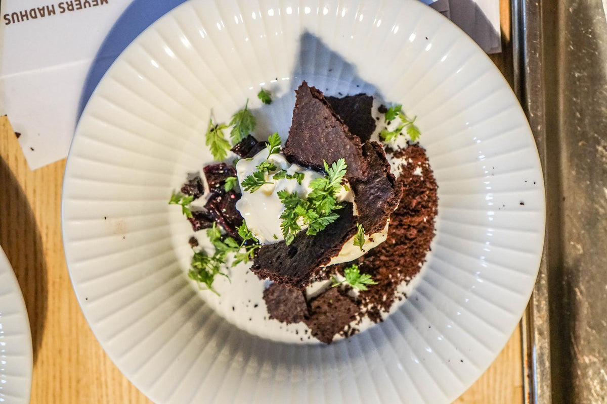 Înghețată de iaurt cu sfeclă dulce coaptă și crumble crocant de cacao