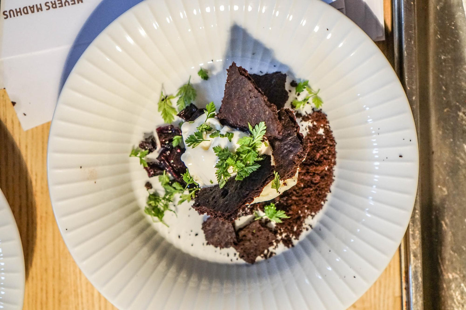 Înghețată de iaurt cu sfeclă dulce coaptă și crumble crocant de cacao