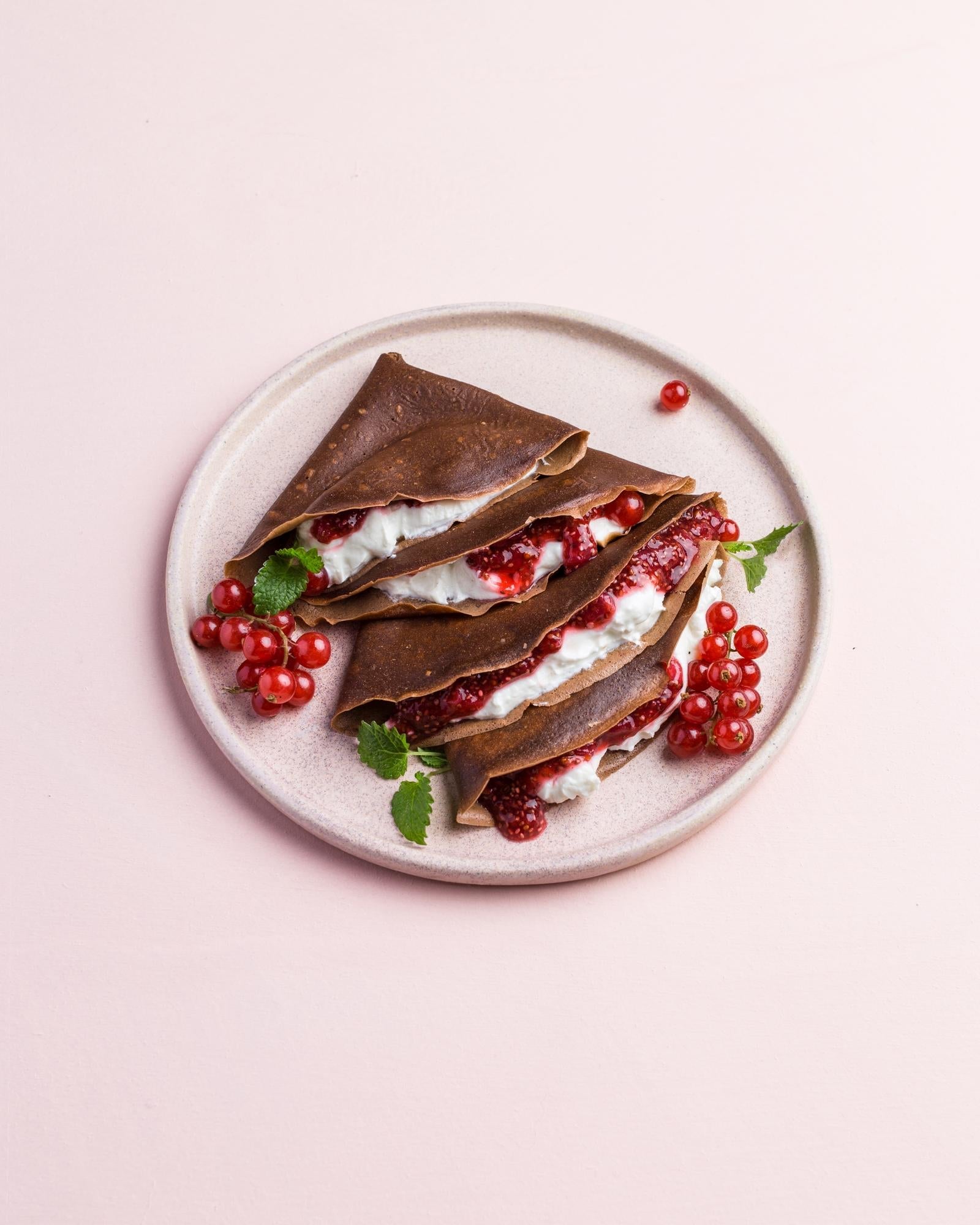 Clătite de cacao cu gem de coacăze și chia