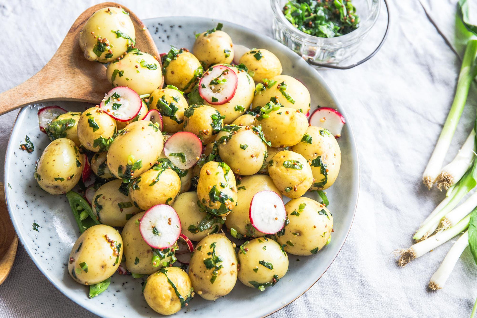 Salată de cartofi cu usturoi sălbatic