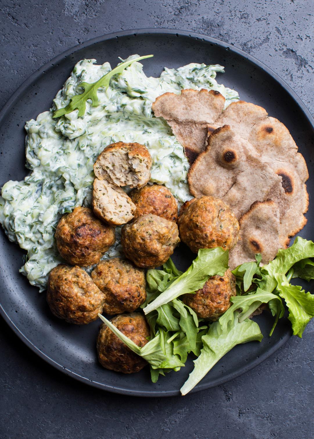 Chifteluțe de năut cu carne de curcan și tzatziki