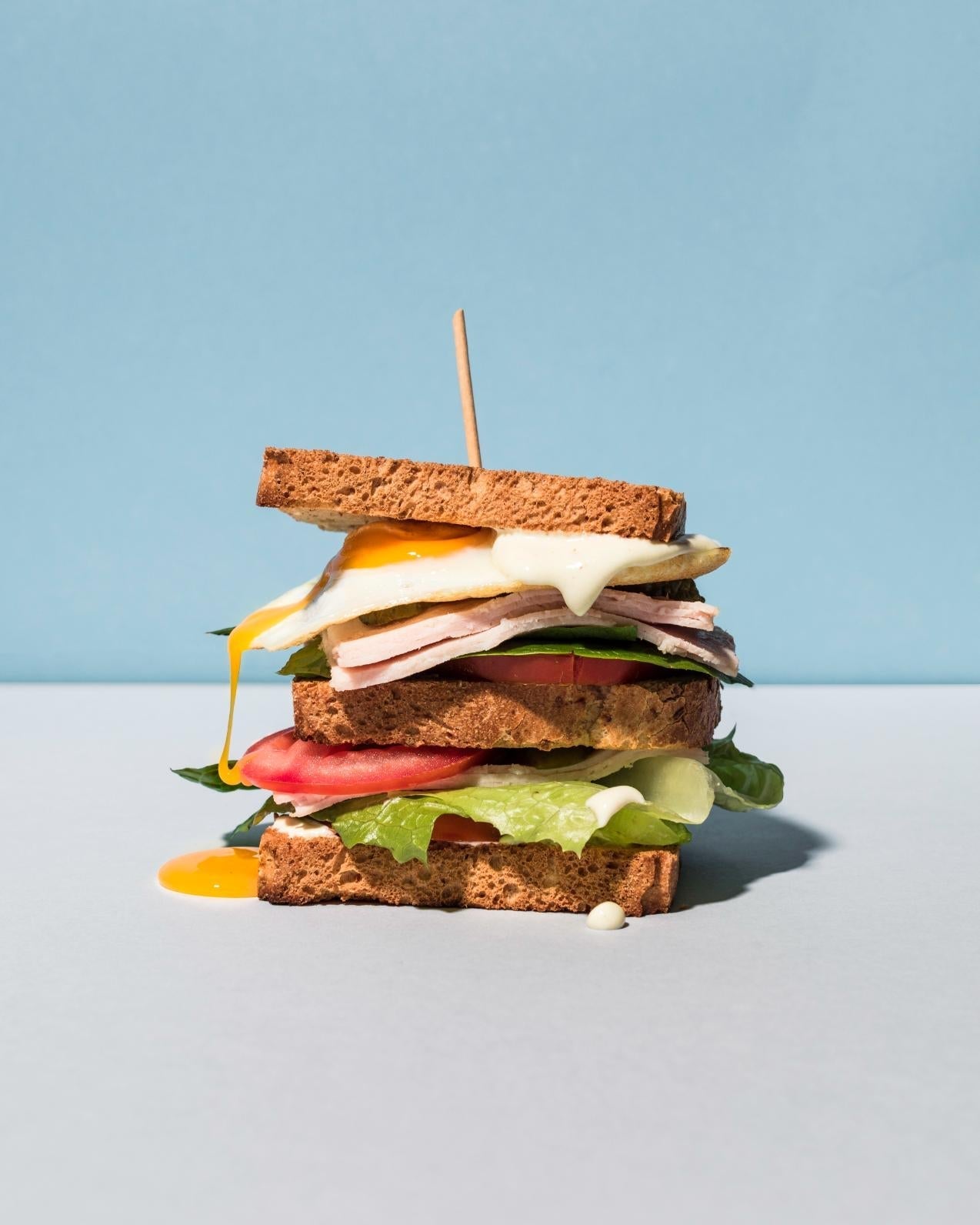 Club sandwich cu șuncă de curcan
