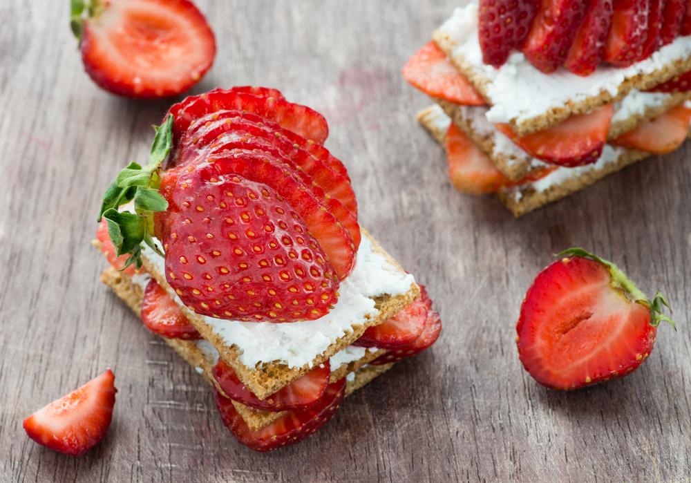 Knäckebroturi cu ricotta și căpșuni