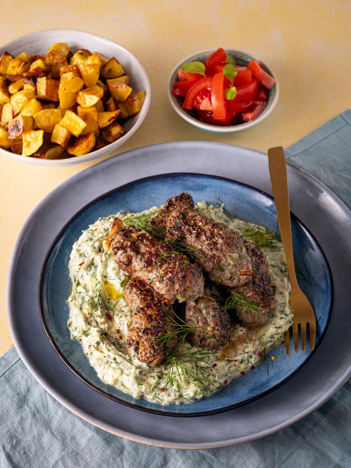 Kofta cu tzatziki și cartofi copți