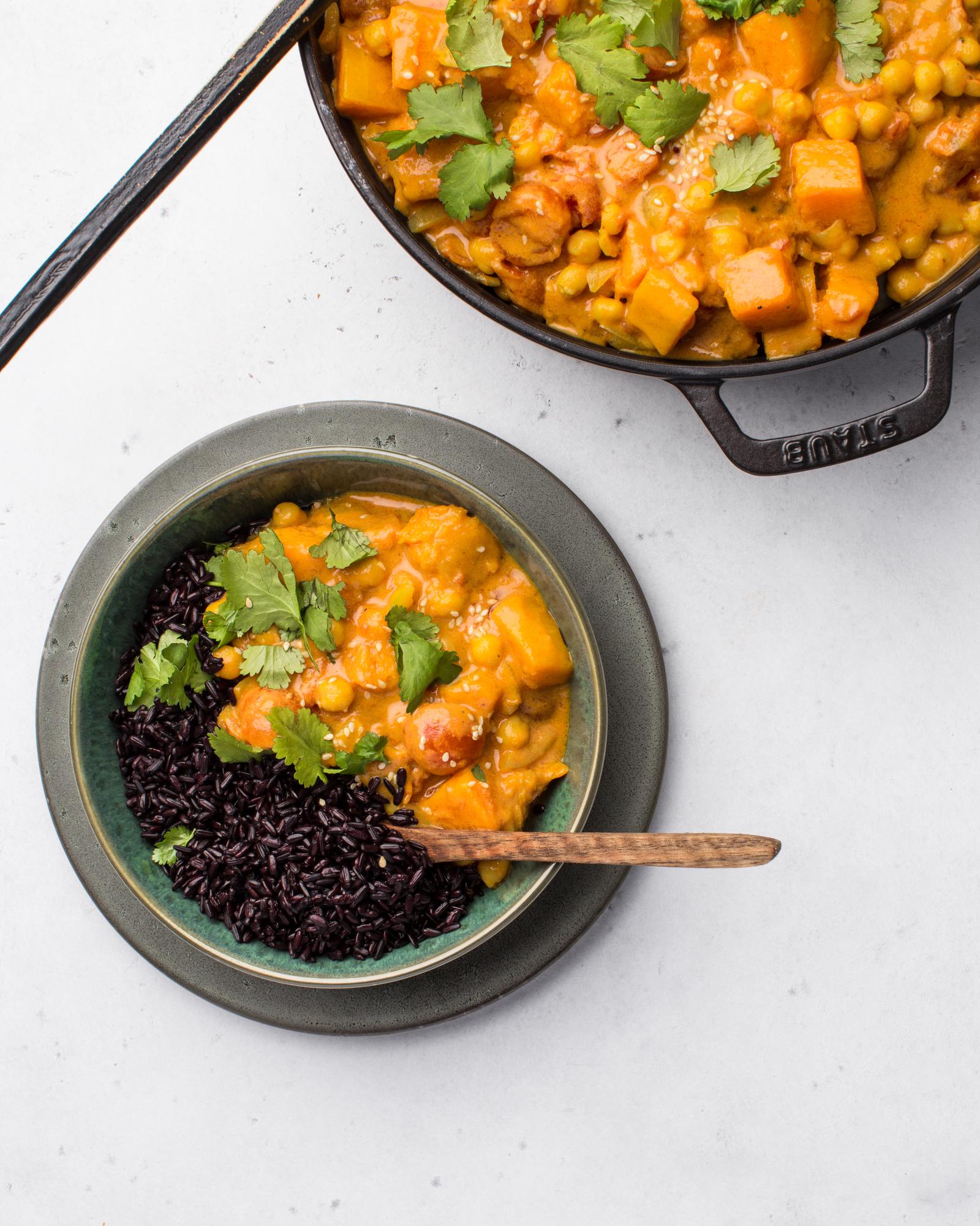 Curry de dovleac cu năut și lapte de cocos
