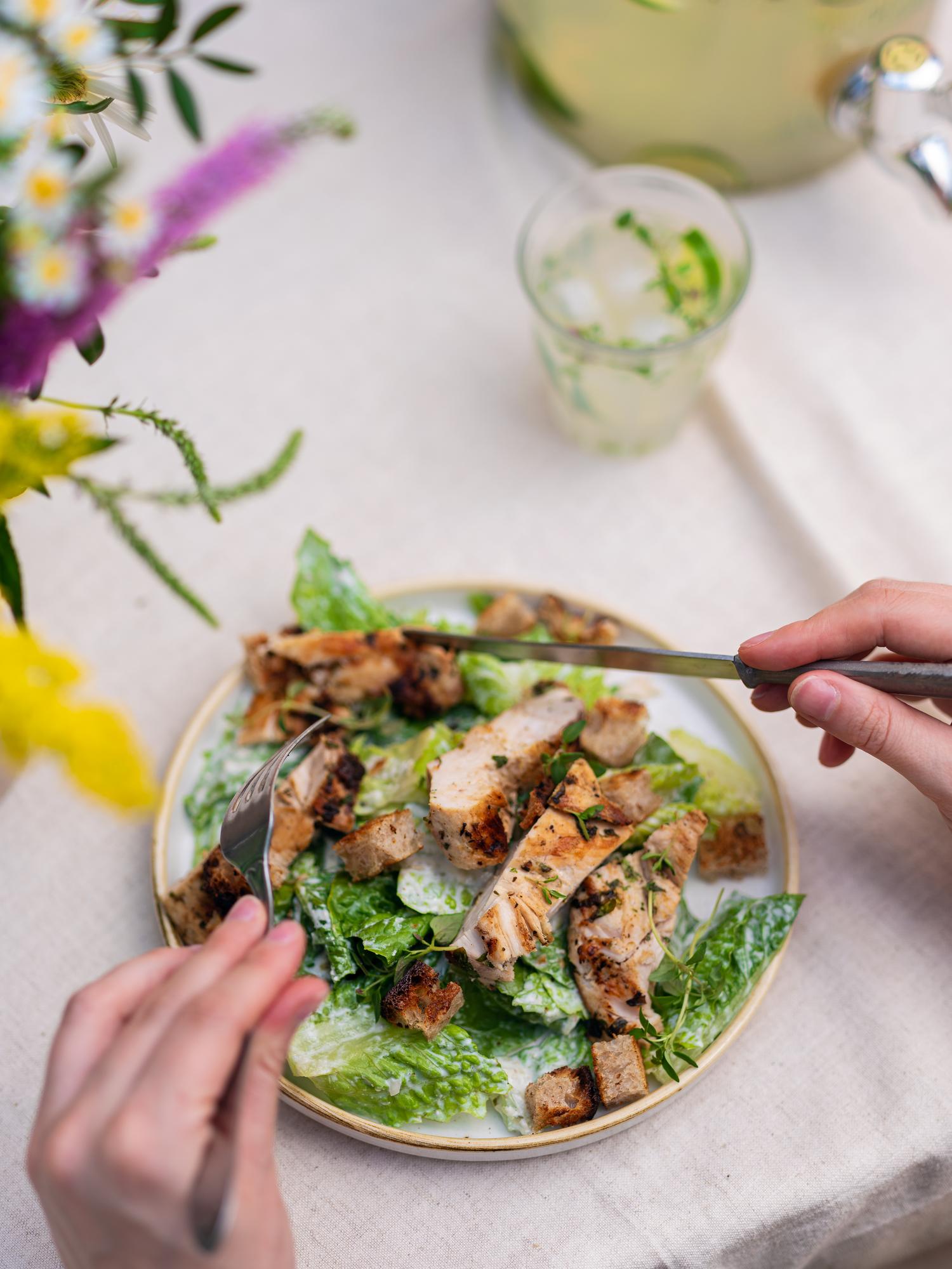 Piept de pui în marinată de ierburi aromatice cu salată și dip de parmezan