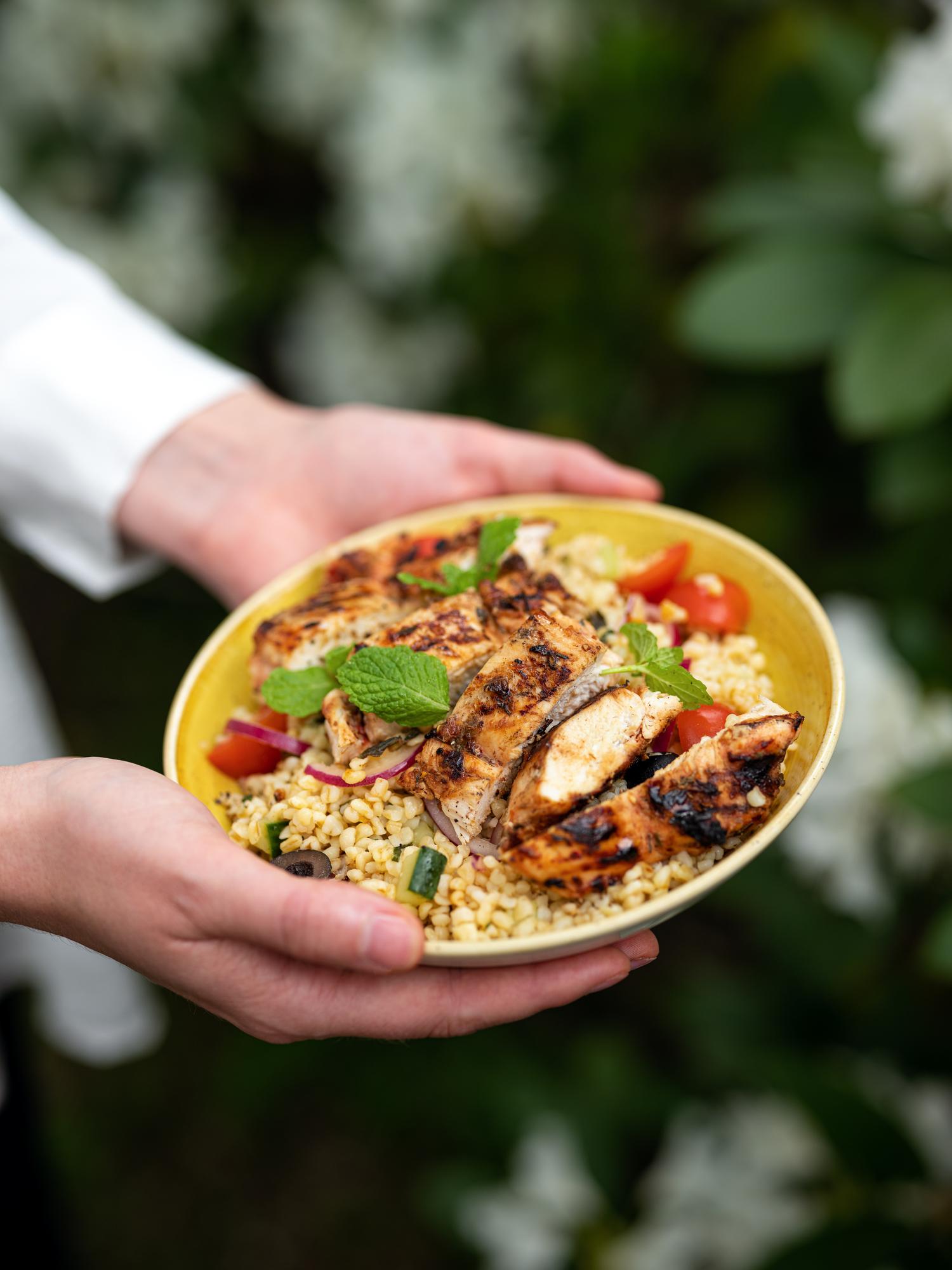 Piept de pui în marinată de roșii cu chilli și salată de bulgur cu mentă