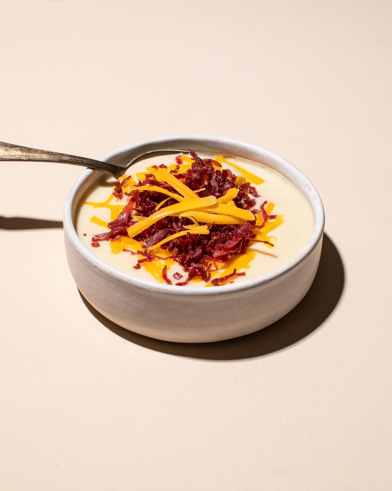 Supă de conopidă cu bresaola prăjită și cheddar