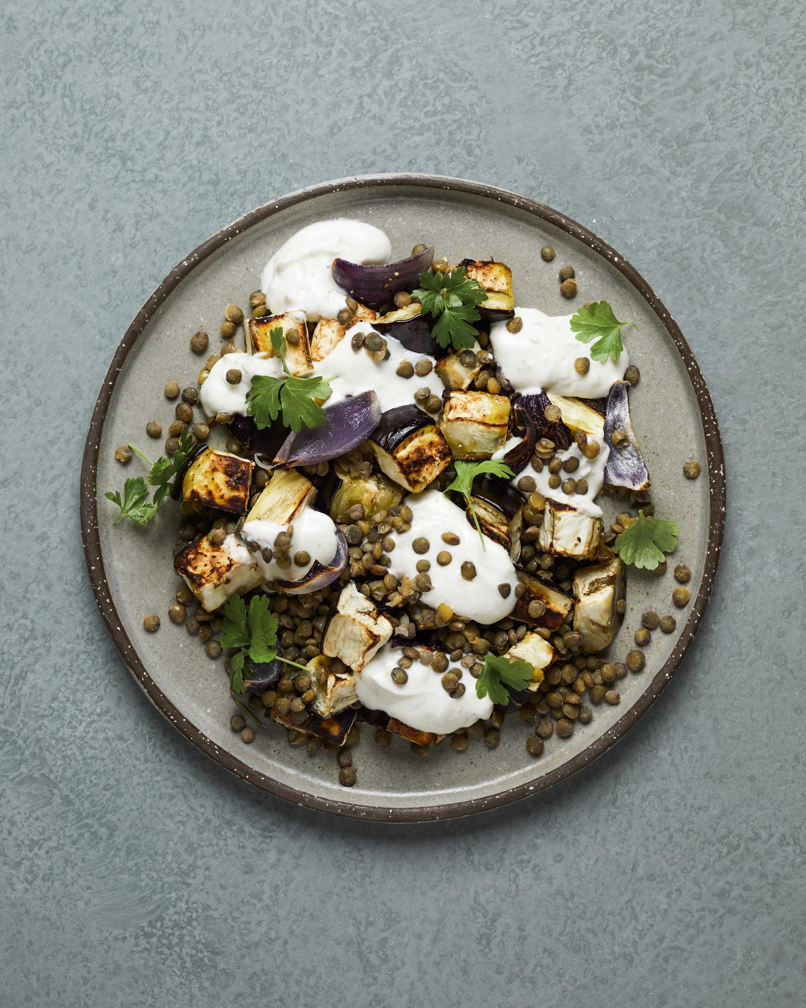 Salată de vinete cu linte, tahini și iaurt