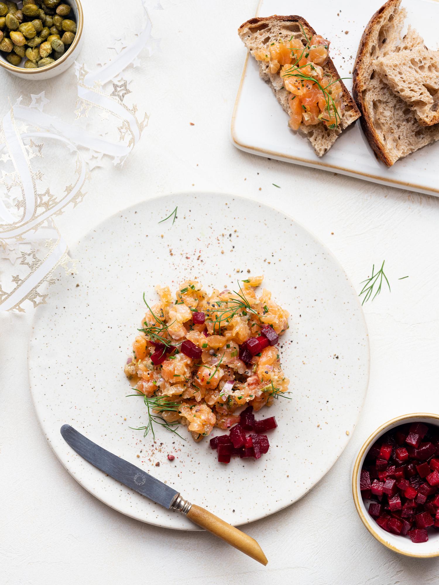 Tartare de somon cu sfeclă roșie