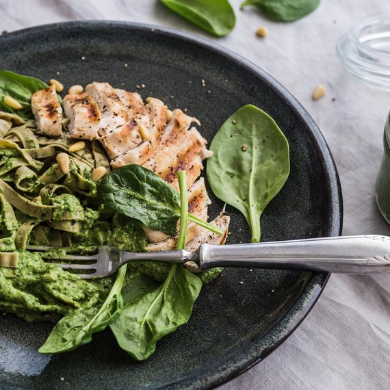 Paste din porumb cu carne de pui și pesto