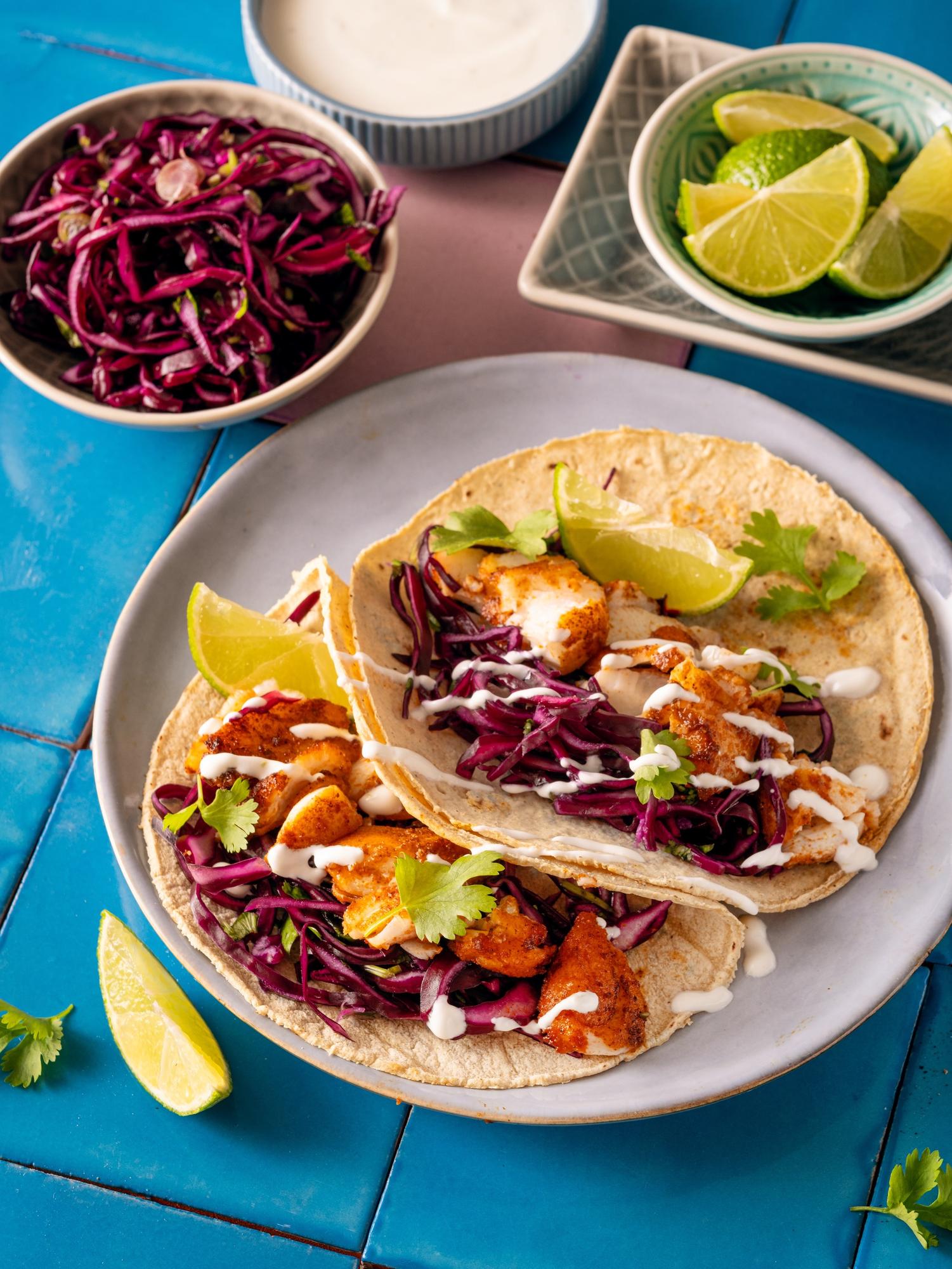 Tacos mexicane cu pește, salată de varză și cremă de lime