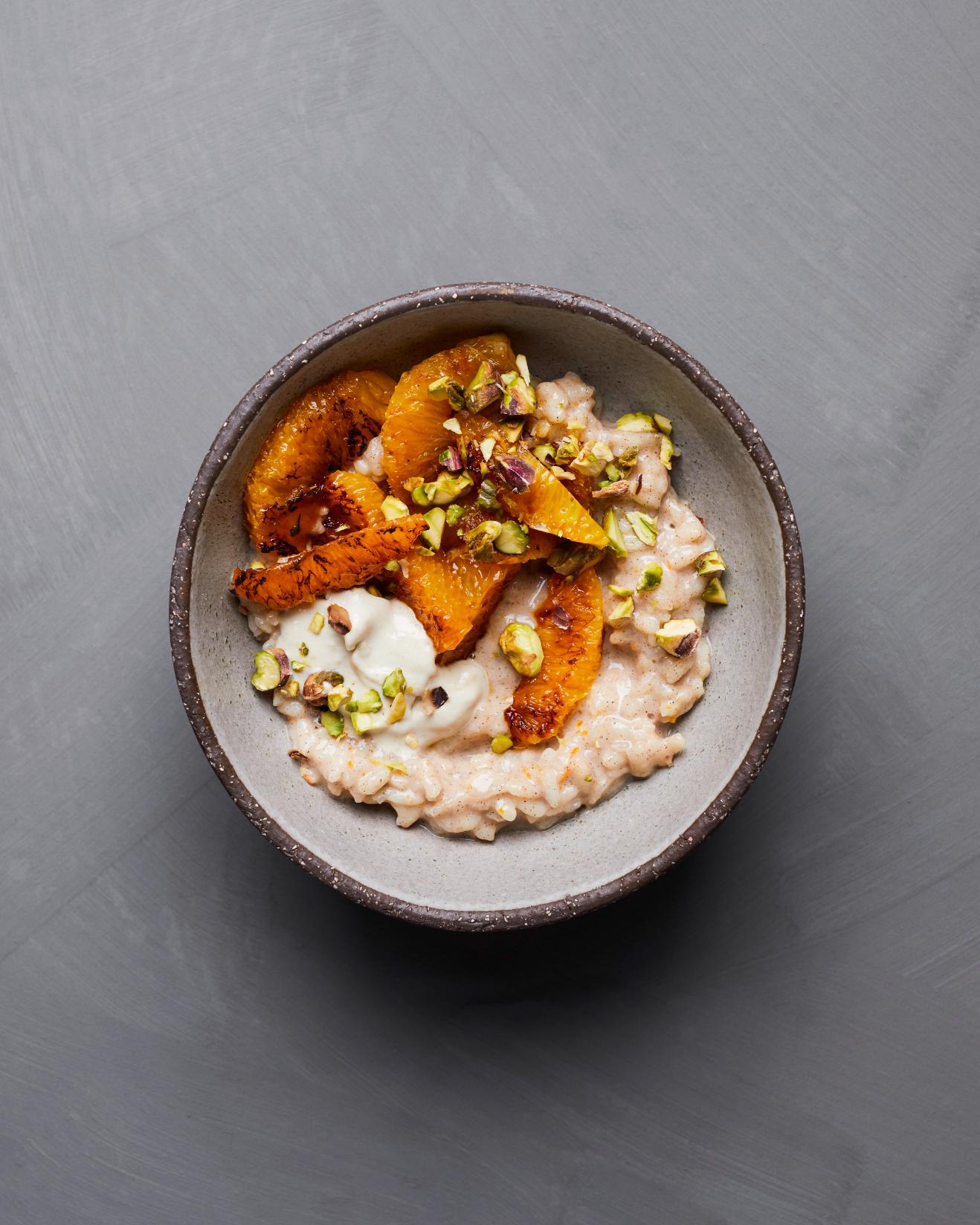Orez cu lapte cu portocală caramelizată, fistic și tahini
